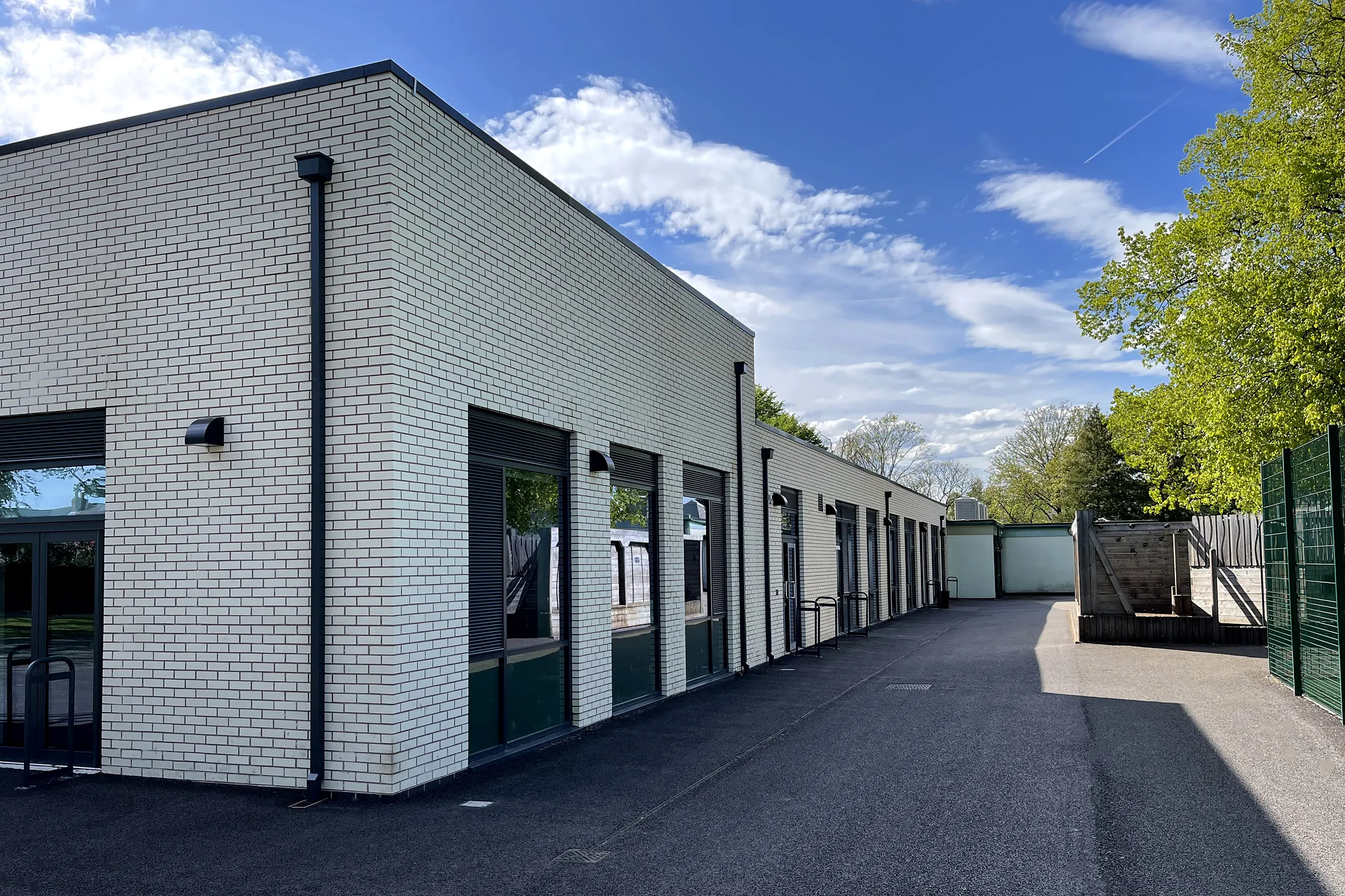 Moorlands primary polar white smooth bricks